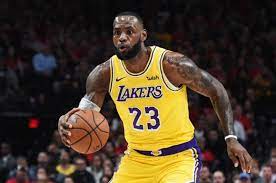 Super slow motion shot of a young basketball player performing a slam dunk on the basketball court. Jogadores Mais Bem Pagos Da Nba Na Temporada 2019 2020