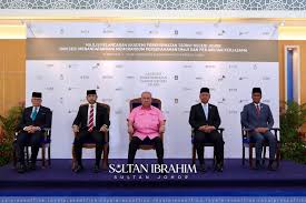 Dia merangkap sebagai perdana menteri, menteri luar negeri, menteri pertahanan sultan hassanal bolkiah mempunyai kekuasaan absolut di brunei. Bernama Sultan Ibrahim Proposes Revival Of Johor Volunteer Forces