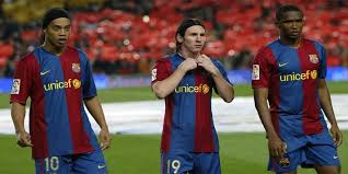 S'il est une activité qui ne présente aucun intérêt pour l'humanité, c'est bien d'établir le classement des meilleurs joueurs de foot de tous les temps. Le Classement Des 25 Meilleurs Joueurs Du Barca De Tous Les Temps Messi 3eme Eto O 14eme