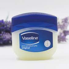 Vaseline adalah brand yang berada di bawah naungan unilever dan memiliki rangkaian produk perawatan yang lengkap untuk kulit badan kering dan kusam. Kulit 10 Tahun Lebih Muda Hanya Dengan Vaseline Petroleum Jelly