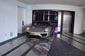 Die behörden rechnen mit vielen opfern. Porsche Tower In Florida Lift Bringt Auto In Die Luxus Wohnung Panorama Stuttgarter Nachrichten