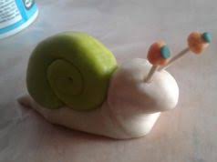 La pâte à sel n'étant pas une activité manuelle uniquement destinée aux enfants, certains en font des centres de table et des décorations de noël , des guirlandes cette vidéo montre plusieurs techniques pour que les enfants puissent facilement créer des formes et des objets en pâte à sel, avec des. Patasel