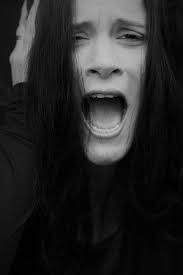 Hab es jetzt mal mit einem Referenzfoto ausprobiert, was den Ausdruck hat,  den ich auf dem Bild haben möchte. Hat ganz gut funktioniert denke ich...