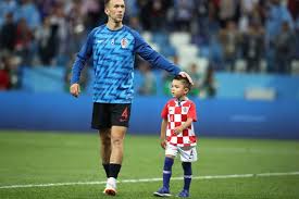 Sljedbenici don ivana bosca, specijalizirani za rad s mladima i ovoga se ljeta brinu o mladima te su pod geslom budi milosrdan organizirali svakodnevne maštovite radionice i druženja. Perisicev Sin Kao Tata Ima Tek Pet Godina I Vec Je Dobar S Loptom Jabuka Tv