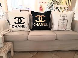 Chanel cuscino in lino blu. E Bene Si Abbiamo Anche I Rue D Artiste Creations Facebook