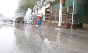 الأمطار والمجاري ت غرقان منازل بجد الحاج وأصحابها كانت ليلة طويلة لم ننم فيها وكل شيء في المنازل يسبح محليات صحيفة الوسط البحرينية مملكة البحرين