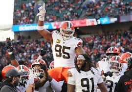 Browns and Myles Garrett agree to contract modifications, but they have no plans to trade him, source says