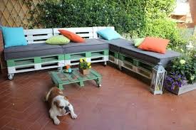 1001 idees pour creer un beau salon de jardin en palette salon de jardin palettes coussin salon de jardin palette jardin
