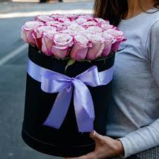 Să primești recompense pentru toată bunătatea ta în formă de fericire! Cutie Cu Trandafiri Mov