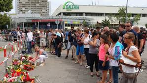 Der amoklauf am olympia einkaufszentrum hat münchen im atem gehalten und für viel panik s. Sohn Eines Apotheken Mitarbeiters Angeschossen Entsetzen Nach Amoklauf In Munchen