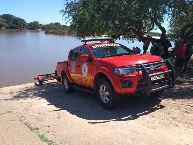 Resultado de imagem para FOTOS DO CORPO DE BOMBEIRO NO RIO IGARAÇU"