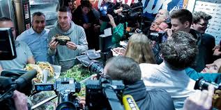 Nun gibt es mit dem filet der straße auch ein. Koln Lukas Podolski Eroffnet Donerladen In Koln Und Ist Live Dabei Express De