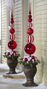 Weihnachtsdeko Im Garten Turm Spitze Rot Weiss Kugeln Pflanzkuebel Weihnachtsdeko Im Garten Weihnachtsdekoration Ideen Weihnachtsdekoration