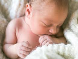 Babys haben nämlich von geburt an einen greifreflex, welcher sich im nach etwa drei monaten beginnt das baby damit das greifen zu üben und verbessert diese fähigkeit von monat zu monat. Babys Entwicklung Mit 4 Wochen