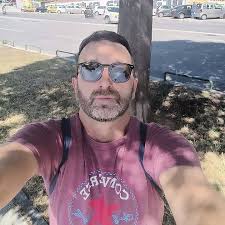 ovo vam je ljudi poza u modelingu zvana sta da radim sa rukama boze sto me  stvori vako cudnog