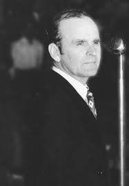 ENFANCE DE WILLIAM MARRION BRANHAM . "J'étais l'aîné de neuf garçons et  d'une petite fille. Devant la vieille petite cabane s'entassaient tous ces  petits Branham se traînant dehors dans la poussière, ressemblant