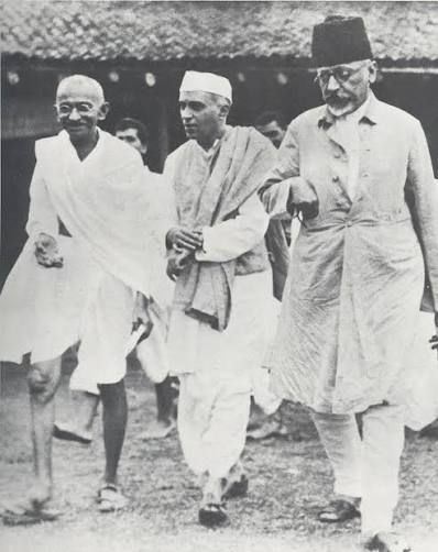 File:Jawaharlal Nehru with Mahatma Gandhi and Abul Kalam Azad, Wardha, August 1935.jpg - Wikimedia Commons