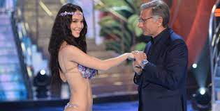 Gli ascolti del quiz di rai uno sono stati 7.204.000. Paola Di Benedetto Madre Natura Ciao Darwin 7 Discesa Super Sexy E Curve Da Urlo