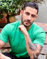 TODAS LAS MUJERES DESEAN ESTO. Juega con ella, ponle apodos, cuando se  enoje bésala, abrázala, despéinala, agárrala de la mano, mírala a los ojos,  dile que sea tú mejor amiga, respétala, cuídala,