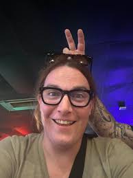 Not sure who's more famous in this photo? 😂😂