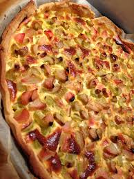Sur un plan de travail fariné, abaisser la pâte en deux disques de 28 cm (11 po) de diamètre chacun. Tarte Alsacienne Et A La Rhubarbe Recettes Avec Rhubarbe Tarte Alsacienne Rubarbe Recette