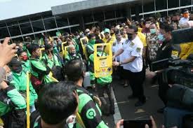 Video viral tante wikwik sama ojol di kamar apartemen , terlihat tante pesan makanan lewat ojol lalu ajak masuk ke kamar apartemennya lalu tante wikwik sama. Gosumbar Com Mpr Peduli Bagikan Asurasi Partisi Portable Dan Paket Sembako Ke Pengemudi Ojol