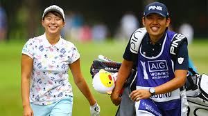 2019年大会を制し歴代女王として出場する渋野日向子は、 アリヤ・ジュタヌガーン （タイ）、 オースティン・アーンスト （米国）と2日間プレーする。 初日は午後0時38分（日本時間午後8時38分）にコースへと出る。 42å¹´ã¶ã‚Šã®å¿«æŒ™ æ¸‹é‡Žæ—¥å'å­ å…¨è‹±å¥³å­ã‚ªãƒ¼ãƒ—ãƒ³å…¨è»Œè·¡ Bsæœæ—¥