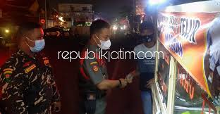 Check spelling or type a new query. Empati Kasat Banser Krian Borong Tahu Tek Terjebak Dalam Pos Penyekatan Ppkm Darurat Simpang Lima Krian