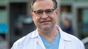 Extend COVID-19 booster shots to all Quebecers 65 and over, expert says