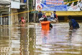 Katanya, banjir di jakarta sudah langganan sejak lama. Banjir Jakarta Tinggi Muka Air Sunter Hulu Masih Siaga 2 Bpbd Mengeluarkan Peringatan Cuaca
