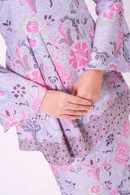Model baju batik peplum terbaru, model baju batik peplum kerja, model batik peplum modern, batik peplum sumber gambar : Baju Kurung Moden Batik Peplum Grey Shopperboard