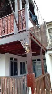 Bagi kamu yang berencana membangun atau merenovasi rumah ada baiknya mengenali dulu harga kayu terbaru. Pembinaan Porch Kayu Utk Rumah 2 Tukang Kayu Utara