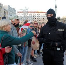 Минск) is the capital and the largest city of belarus, located on the svislač and the niamiha rivers. Weissrussland Polizei Halt Ard Kamerateam In Minsk Uber Nacht Fest Welt