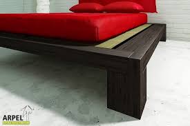 Letto contenitore rialzato da terra grevy con piedini alti in finiture a scelta e testiera sagomata ad ali mobili. Letti Giapponesi Design Contenitori Libreria A Soppalco Vendita Mobili Giapponesi Arpel Arredamenti Naturali In Legno