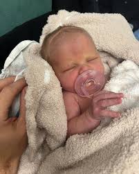 Más fotos de la bebé River Rose Viall, de Nick y Natalie : r/thebachelor