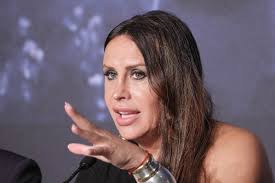 Flop : les cheveux mal coiffés de Karla Sofia Gascon