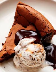 Mettez le reste du lait avec le chocolat en morceaux dans le bol inox. Un Dessert Maison Rapide Et Facile Gateau Au Chocolat Nos Desserts Maison Regressifs Pour Se Faire Du Bien Elle A Table