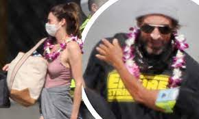 The love story between aaron rodgers and shailene woodley unfolded quickly over the last few weeks. Shailene Woodley And Nfl Fiance Aaron Rodgers Wear Matching Leis As They Land In Hawaii Daily Mail Online
