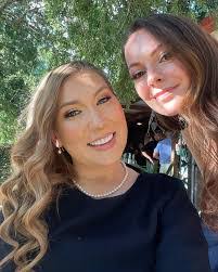 Elizabeth Tague's Instagram, Twitter & Facebook