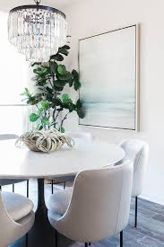 Chairs But Lacking Arm Rest And Light And Art With Images Round Dining Room Table Tulip Dining Table Marble Top Dining Table