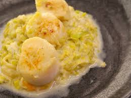Coquilles St Jacques Et Leur Fondue De Poireaux Recette Recette Coquille St Jacques Recettes De Cuisine Coquille St Jacques