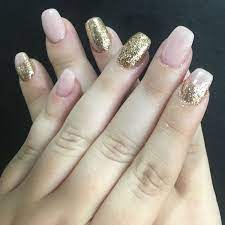 Me encanto la combinacion y el diseño de esta aplicación y no quise dejar de compartirselos preciosas, si se animan a recrear el diseño me encantaria. Unas Acrilicas Rosa Y Dorado Manicura De Unas Unas Rosa Con Dorado Unas Rosas