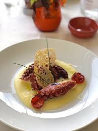 Una rivisitazione delle crocchette di patate, con l'aggiunta del bacon. Delizioso Antipasto Con Polipo Morbido E Purea Di Patate Al Limone Delizioso Un Posto Pulito Luminoso