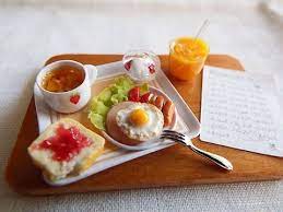 過去作品です 小学生の女の子が昨日の夜 お父さんの帰りが遅くて見せれなかった100点のテストを 朝 タブレットを操作していたお父さんに見せている朝の日常の風景をイメージした作品 お父さん目線と小学生目線の2セット ミニチュアフード タブレット 朝食