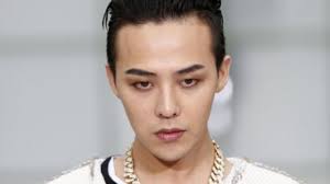 2011 yılının sonların da japonya'da katıldığı bir partide uyuşturucu kullandığının ortaya çıkmasıyla bir süre sahnelerden uzak kaldı. G Dragon Is Working To Make Comeback With Bigbang Album