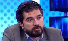 Boşnaklara ırkçı ifadelerle hakaret eden rasim ozan kütahyalı'nın, beyaz tv ekranlarına geri dönmesi kamuoyundan büyük tepki görmüştü. Bosnaklara Hakaret Etmisti Rasim Ozan Kutahyali Nin Cezasi Belli Oldu Gunun Haberleri