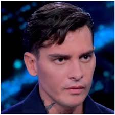 Billy Joel perde l'equilibrio e cade sul palco: ma è davvero un incidente?