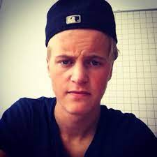 Check spelling or type a new query. Bjornar Holsbrekken On Twitter Runde Briller Og Lyn Arr I Panna Er Sa Sykt Harry