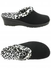 La pantoufle peut être une mule ouverte pour l'exterieur en moment de détente ou une chaussure d'intérieur soit totalement fermée soit en mule.botty vous propose ces articles soit plat soit à semelle compensée. Pantoufles Et Chaussons D Interieur Pour Femme Tres Confortables En Livraison Gratuite