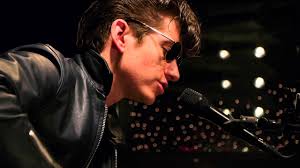 La storia degli Arctic Monkeys passa attraverso i capelli di Alex Turner